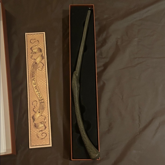 Sophisticated grey Wand with Artistic Detailing new condition with box and map - Picture 2 of 5